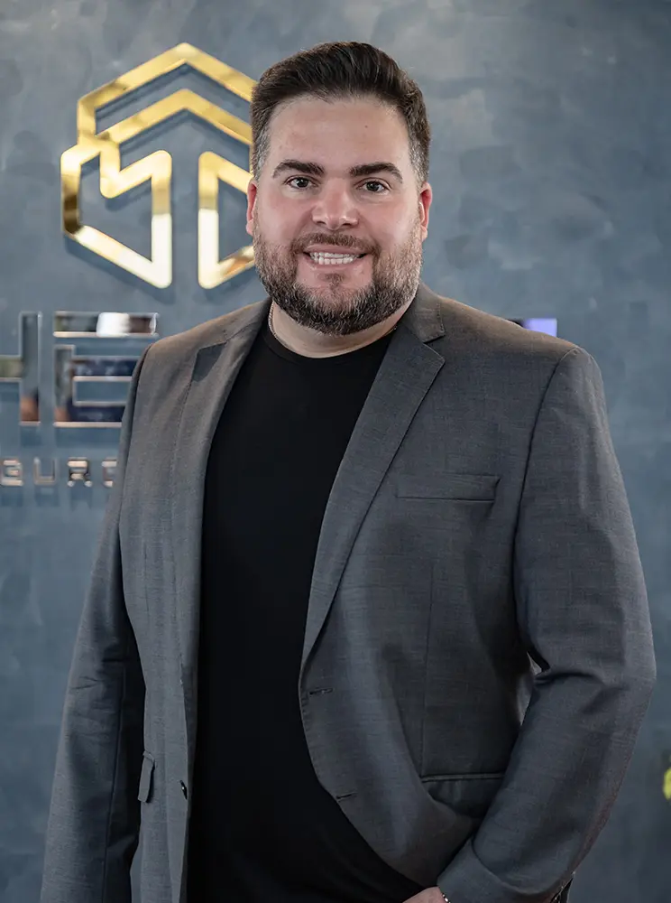 Consultor de seguros em escritório, atendimento para seguros personalizados de veículos, imóveis e embarcações