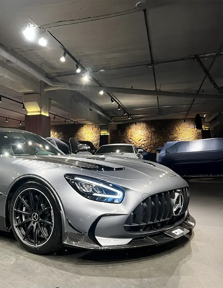 Carro esportivo prata em garagem/showroom, seguro auto personalizado para veículos premium