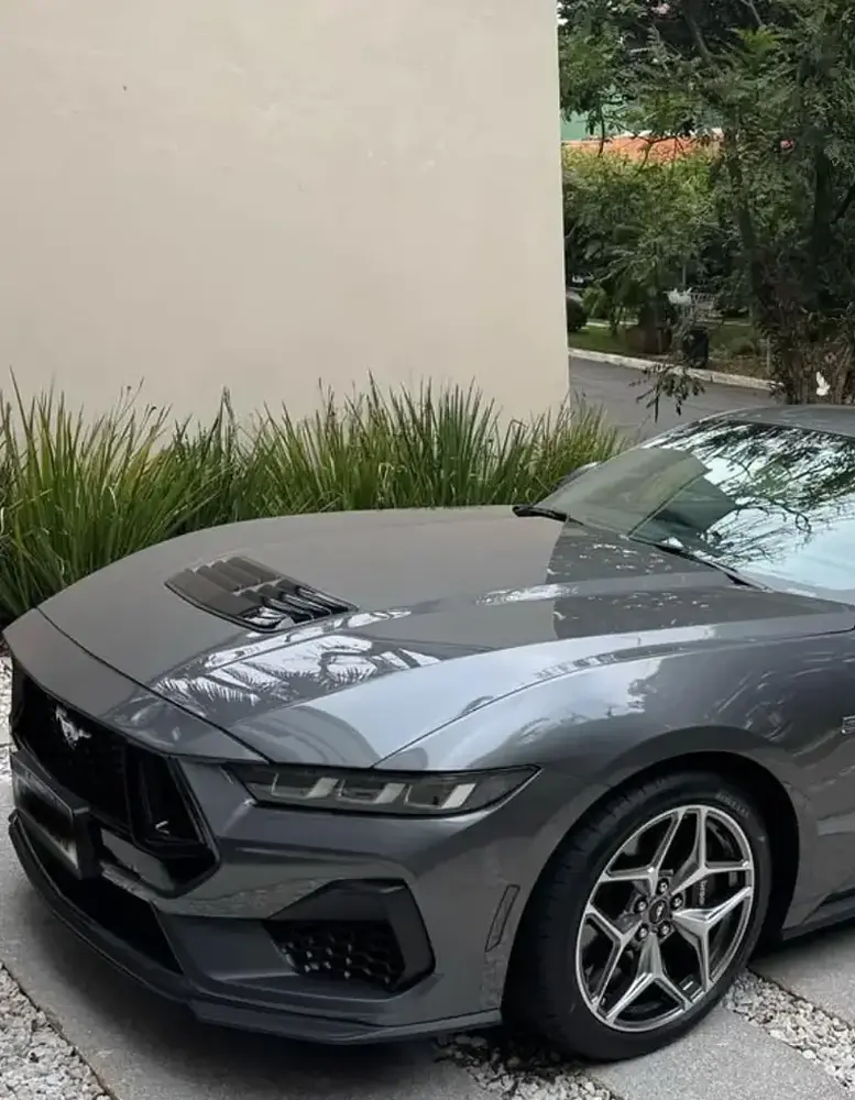 Carro esportivo cinza estacionado ao ar livre, seguro auto personalizado para veículos