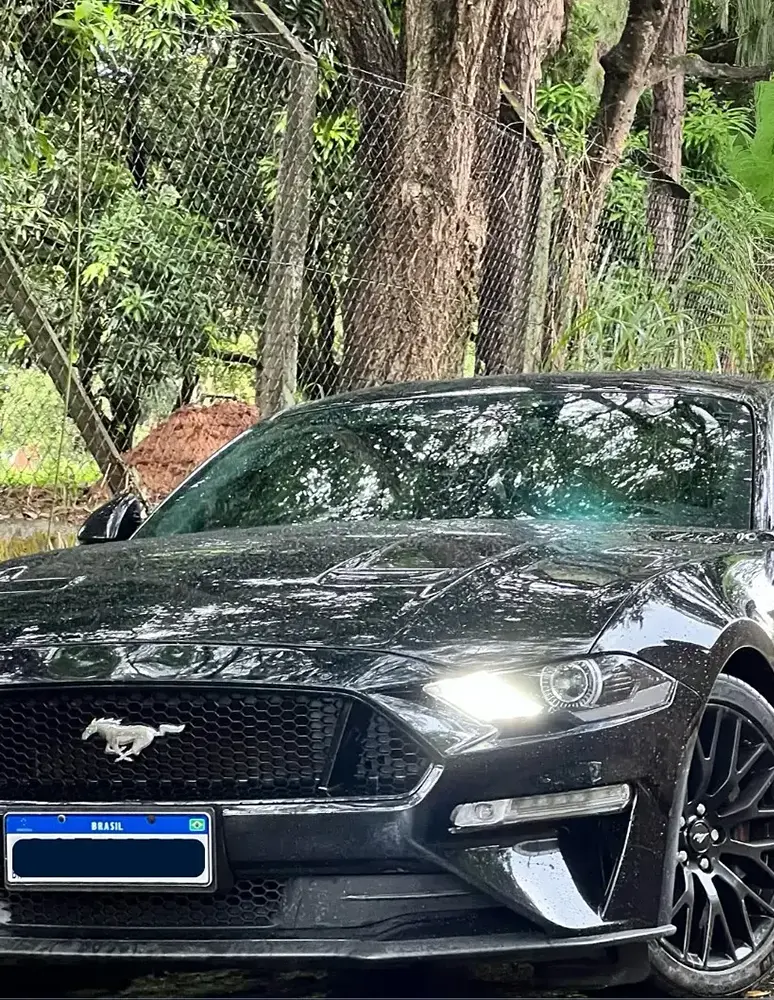 Carro esportivo preto estacionado ao ar livre, seguro auto personalizado para veículos