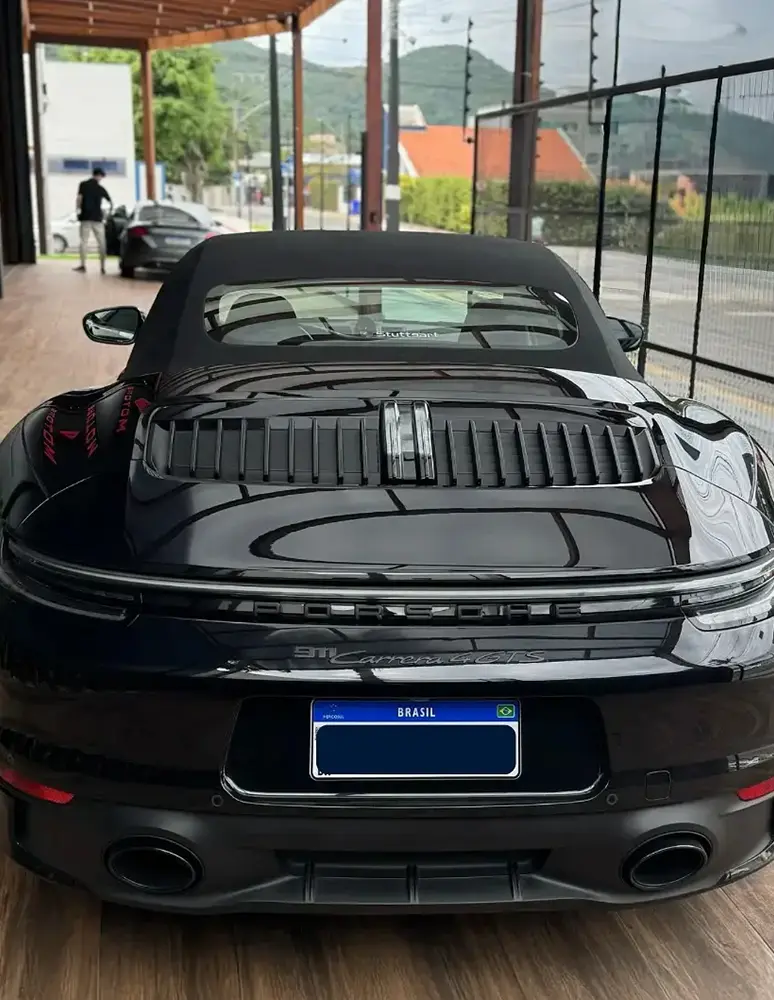 Carro esportivo conversível preto visto por trás, seguro auto personalizado para veículos premium